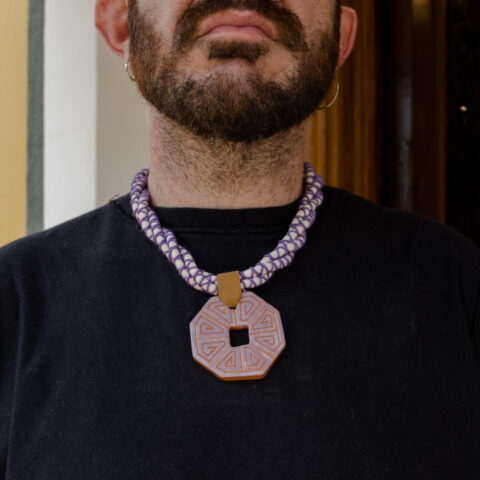 Colar Trançado Lilás – Pingente Marajoara Lilás