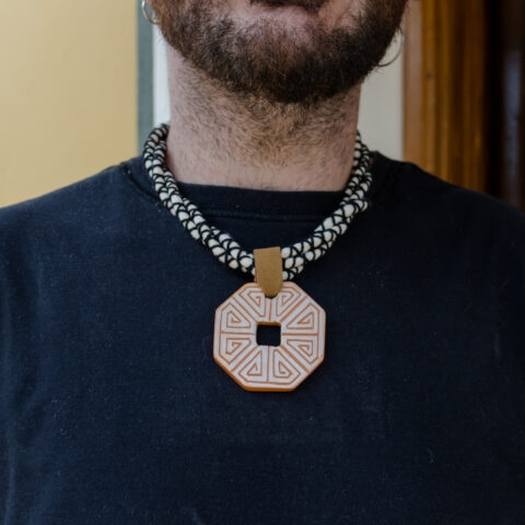 Colar Trançado Preto – Pingente Marajoara Branco