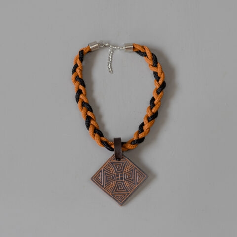 Colar Trançado Terracota – Pingente Marajoara Cinza