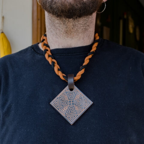 Colar Trançado Terracota – Pingente Marajoara Cinza