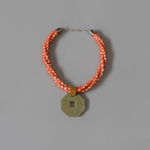 Colar Trançado Vermelho – Pingente Marajoara Verde