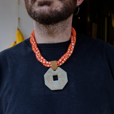 Colar Trançado Vermelho – Pingente Marajoara Verde