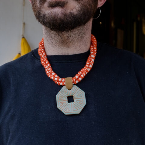 Colar Trançado Vermelho – Pingente Marajoara Verde