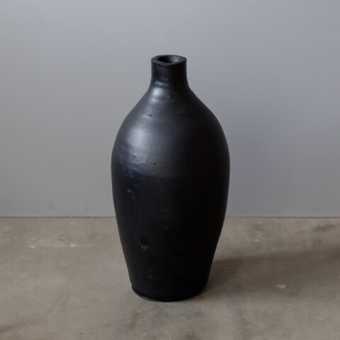 Garrafa Preta em Cerâmica Família Nazaré