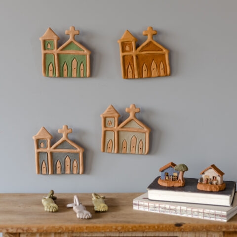 Igrejinha de Parede em Cerâmica Bege – Família Nazaré