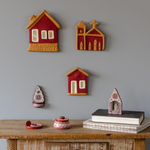 Igrejinha de Parede em Cerâmica Vermelha – Família Nazaré