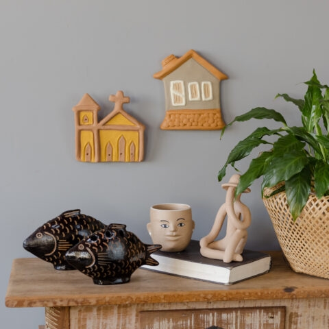 Igrejinha de Parede em Cerâmica Família Nazaré – Amarela