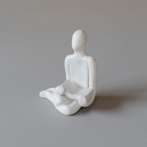 Leitura – Escultura em Cerâmica Branca Família Nazaré