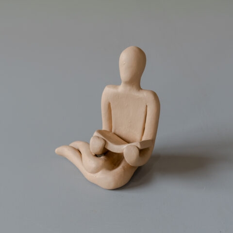 Leitura – Escultura em Cerâmica Natural Família Nazaré