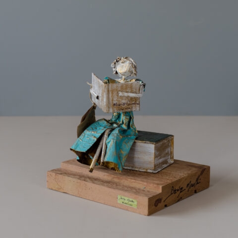 Escultura em Papietagem – A Leitora Azul