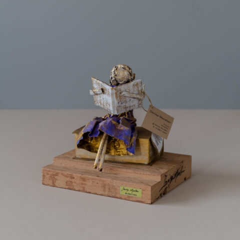 Escultura em Papietagem – A Leitora Lilás