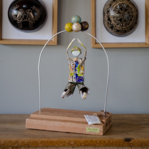 Escultura em Papietagem – Menino com Balões
