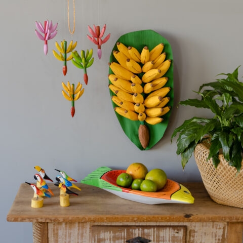 Cacho de Banana Amarela na Folha em Madeira Caiçara