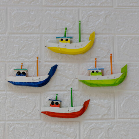 Barquinho de Parede em Madeira (B4)