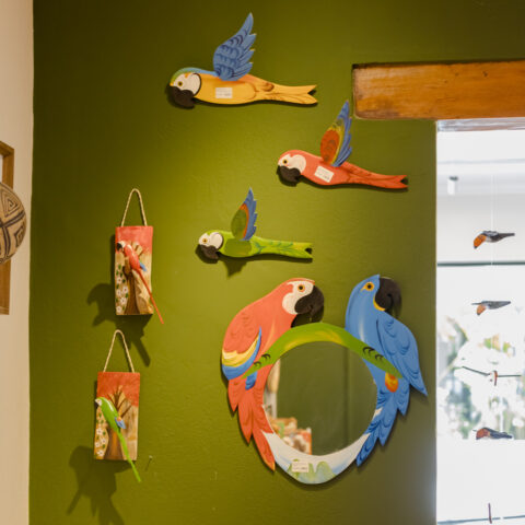 Arara Vermelha Decorativa em Madeira para Parede