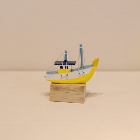 Barquinho de Madeira com Base – Amarelo