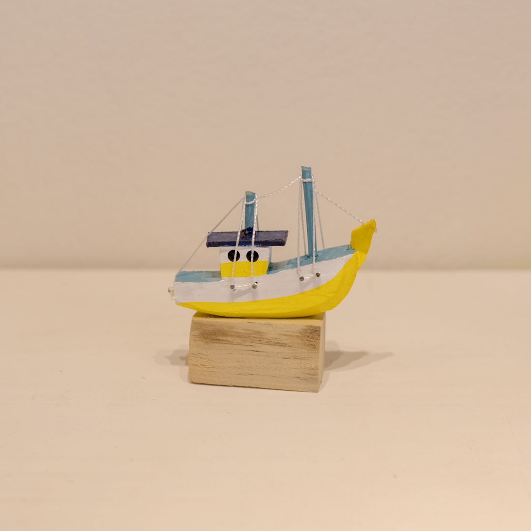 Barquinho_de_Madeira_com_Base_Amarelo_1.jpg