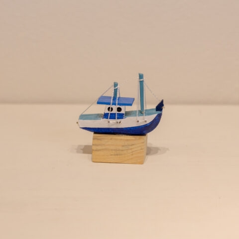 Barquinho de Madeira com Base – Azul Escuro