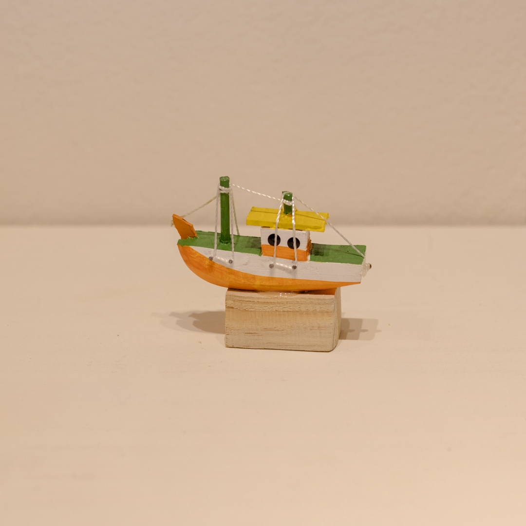 Barquinho_de_Madeira_com_Base_Laranja_1.jpg