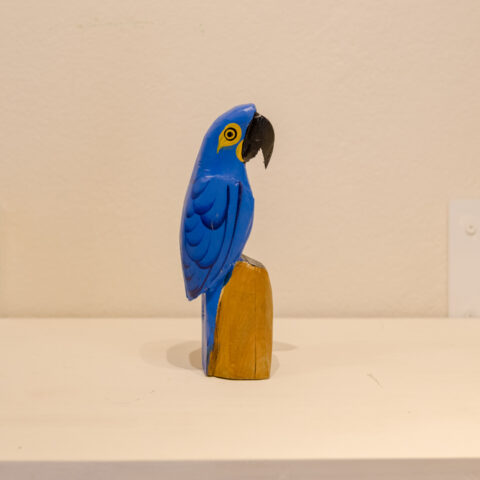 Escultura Arara Azul em Madeira