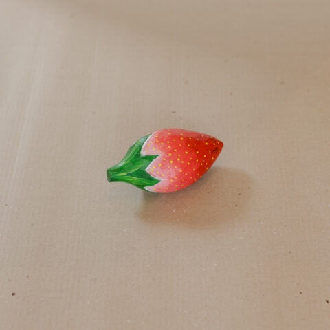 Morango Decorativo em Madeira Caiçara