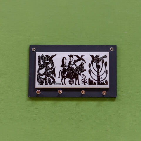 Porta-Chaves Azulejo J. Borges – Casal no Cavalo