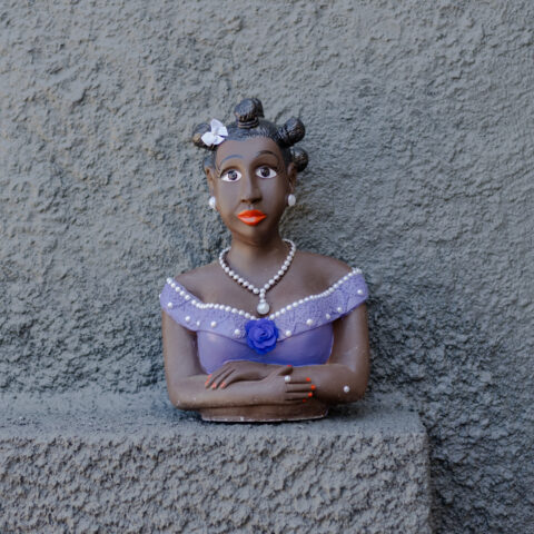 Escultura Namoradeira em Gesso – Roxo