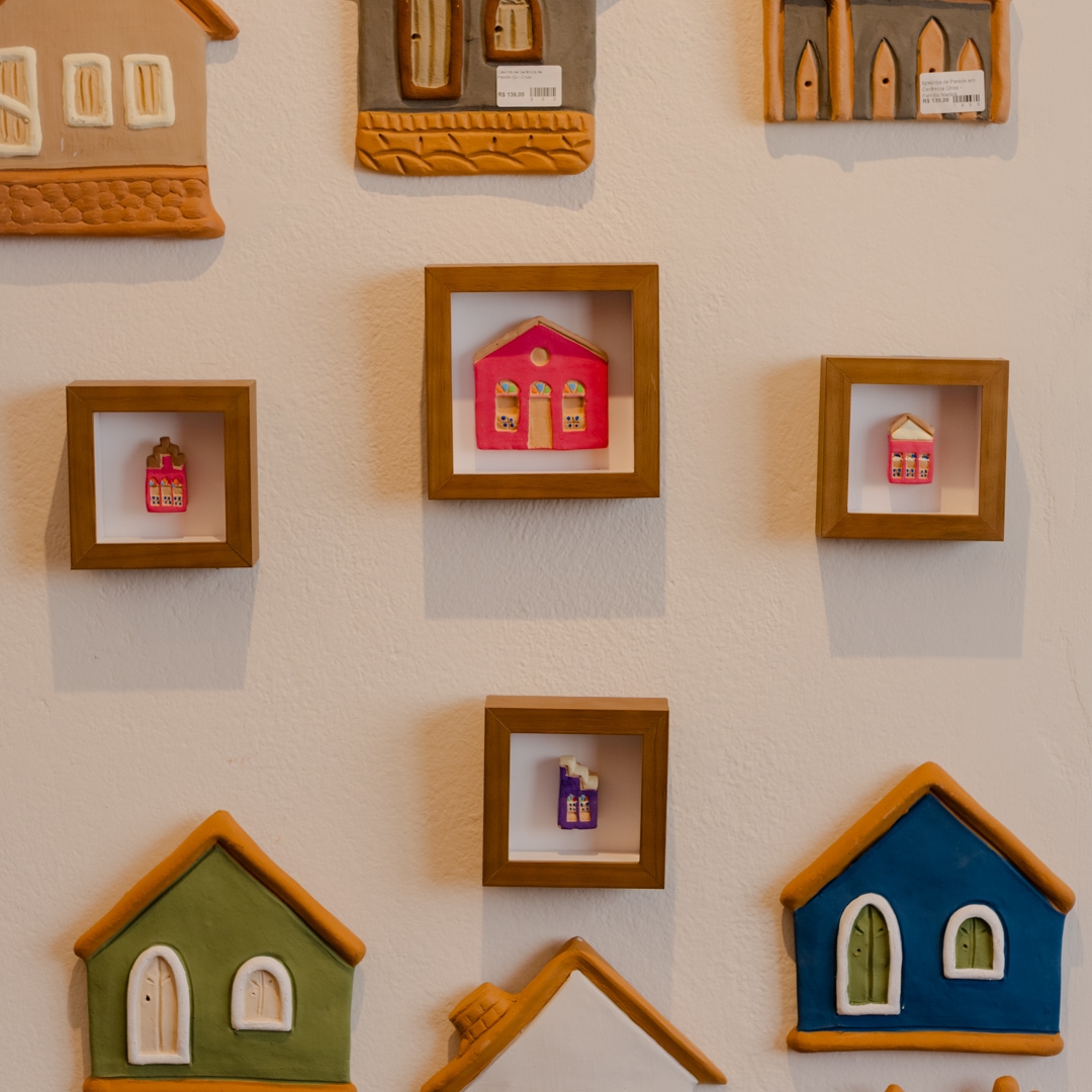 Quadro_Casinha_de_CerC3A2mica_M_Rosa_2.jpg