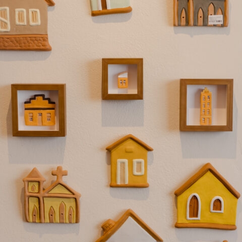 Quadro Casinha de Cerâmica – Prédio Laranja