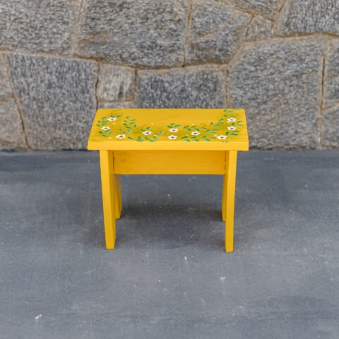 Banquinho de Madeira Amarelo
