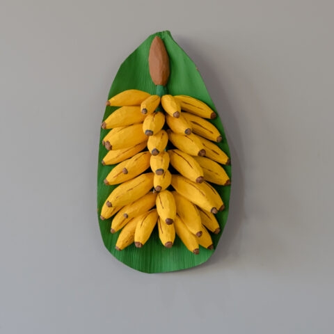 Cacho de Banana Amarela na Folha em Madeira Caiçara