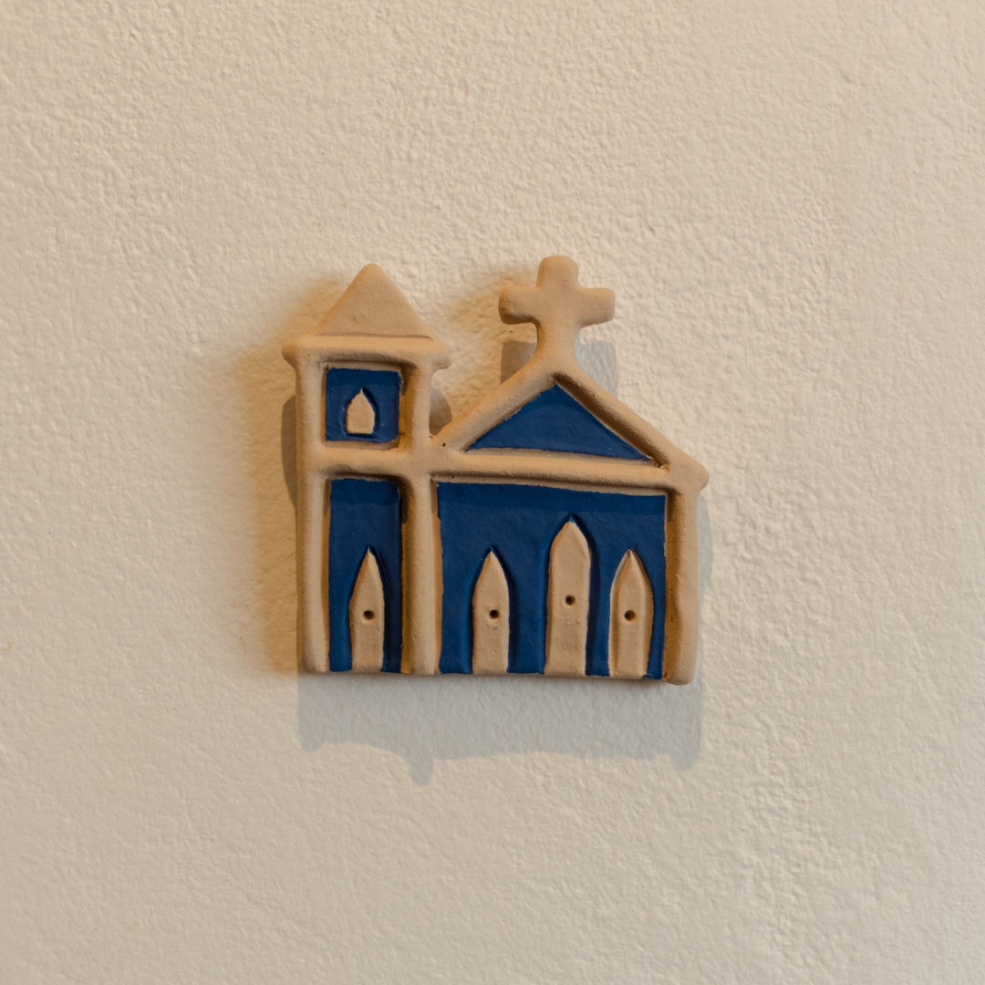 igrejinha_de_parede_em_ceramica_azul_familia_nazare_1.jpg